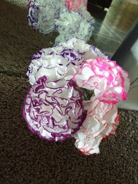 Make your own paper carnations using Kleenex tissues. Great for the kids to make, and they turn out beautifully! Paper Carnations, Make Your Own Paper, Kleenex Tissues, Tea Party Decor, Tea Party Decorations, Crafty Craft, Stuff To Make, Valentine Crafts, Felt Flowers