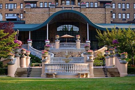 Grand historic hotel in Washington DC | Photography: Omni Shoreham Hotel | Organic Spa Magazine Washington Dc Hotels, Omni Hotel, Haunted Hotel, Hotel Building, National Mall, Washington Dc Wedding, Most Haunted, Weekend Getaways, Hotel Offers