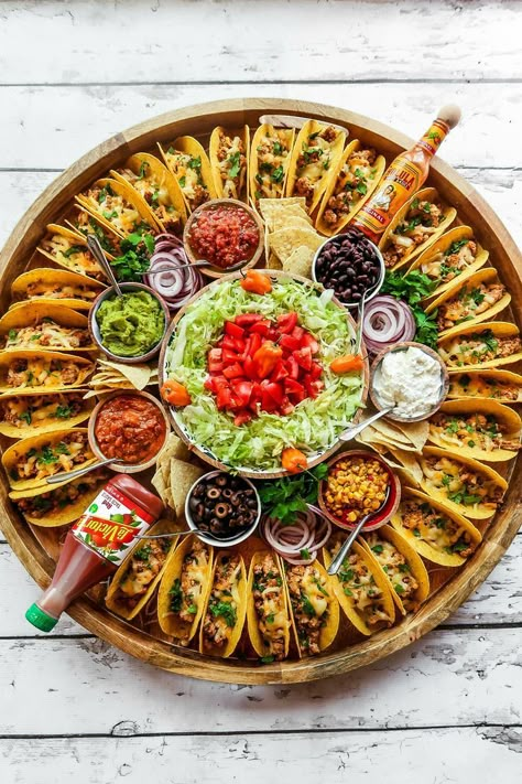 Easy Taco Recipe Dinner Board #tacos #tacoboard #easytacos Easy Taco Recipe, Best Party Appetizers, Dinner Board, Easy Taco Recipes, Taco Dinner, Mini Tacos, Fingerfood Party, Ayam Bakar, Taco Recipe