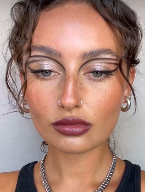 Artsy Makeup Looks Aesthetic, Black Eyeliner Makeup, Artsy Makeup, Dark Makeup Looks, Freckles Makeup, Rave Makeup, Dark Makeup, Eye Makeup Art, No Eyeliner Makeup