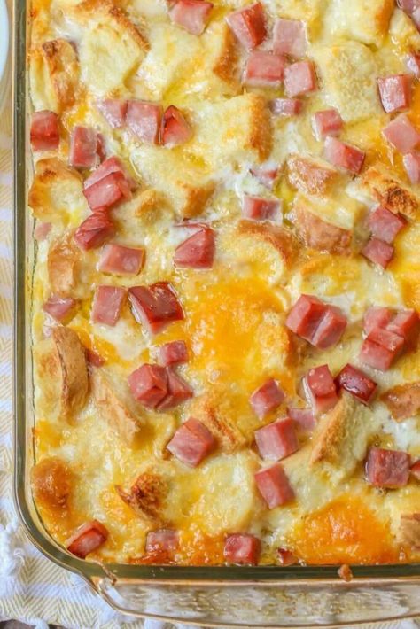 Ham And Egg Casserole Pioneer Woman - Chefs & Recipes Leftover Ham Casserole, Ham And Egg Casserole, Strata Recipes Breakfast, Ham Dinner Recipes, Ham Casserole Recipes, Cheese Strata, Strata Recipes, Breakfast Strata, Ham Casserole