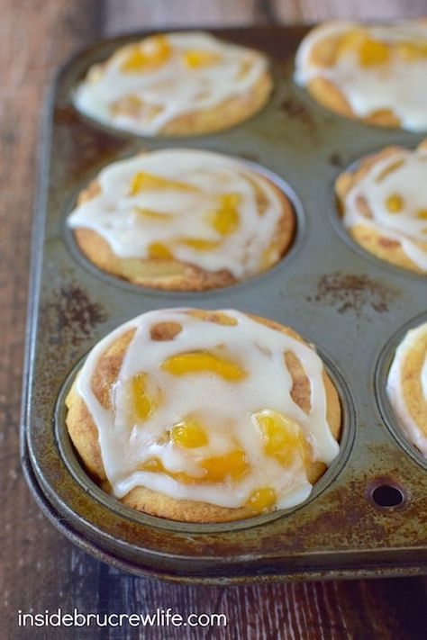 Pilsbury Cinnamon Rolls, Cinnamon Roll Cups, Pillsbury Cinnamon Roll Recipes, Peach Cobbler Cinnamon Rolls, Peach Cobbler Muffins, Easy Breakfast Treats, Bun Recipes, Work Breakfast, Cinnamon Crescent Rolls