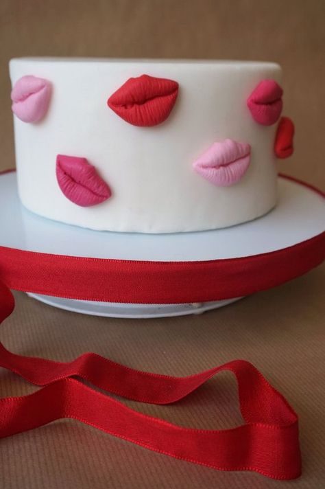 You better watch out because they are coming for you Lips Decor, Fondant Creations, Red Cupcakes, Valentines Baking, Valentine Day Cupcakes, Make Up Cake, Red Cake, Fondant Cake Toppers, Valentines Day Cakes