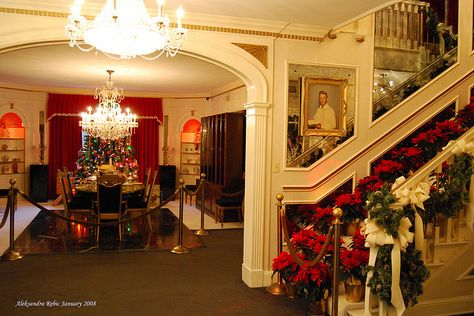 Dining room view from the front foyer at Graceland Graceland Christmas, Christmas At Graceland, Hawaii Mansion, Elvis Christmas, Elvis Graceland, Elvis Presley Christmas, Elvis Presley House, Beautiful Mansion, Elvis Presley Priscilla