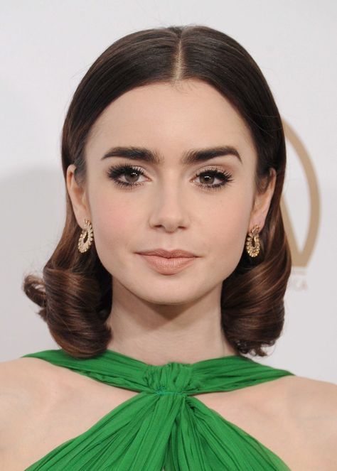 Lily Collins Makeup, Celebrity Bobs Hairstyles, ليلي كولينز, Lily Collins Hair, Bobbed Hairstyles With Fringe, Celebrity Bobs, Lily Collins Style, Peinados Fáciles Para Cabello Corto, Golden Globe