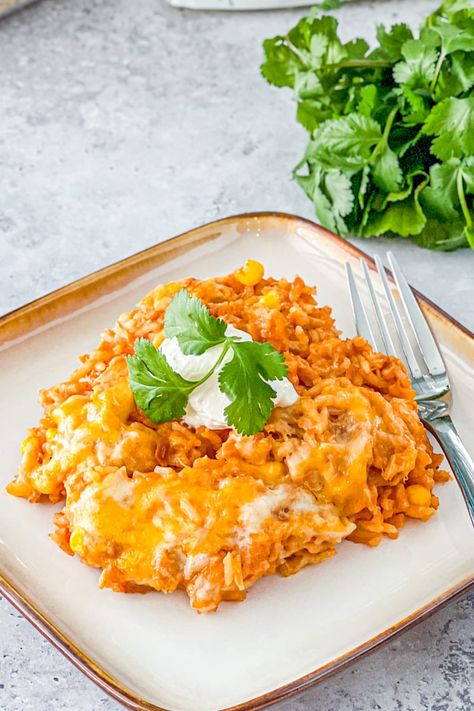 Chicken Enchilada Rice Casserole, Enchilada Rice Casserole, Chicken Enchilada Rice, Enchilada Rice, Green Chile Chicken Enchiladas, Enchilada Casserole Recipes, Mom Kitchen, Casserole Easy, Hearty Chicken