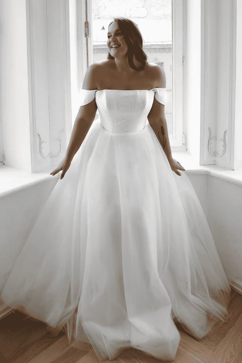 Looking for the dreamiest, princess-like, and utterly unique plus-size wedding dress that won’t break the bank? Well, your search ends right here. Enter the realm of Olivia Bottega – hands down, one of the most stunning bridal brands ever. Flattering Wedding Dress, Delicate Wedding Dress, Olivia Bottega, Curvy Wedding, Plus Wedding Dresses, Plus Size Bride, Curvy Bride, Light Ivory, Wedding Dresses Plus Size