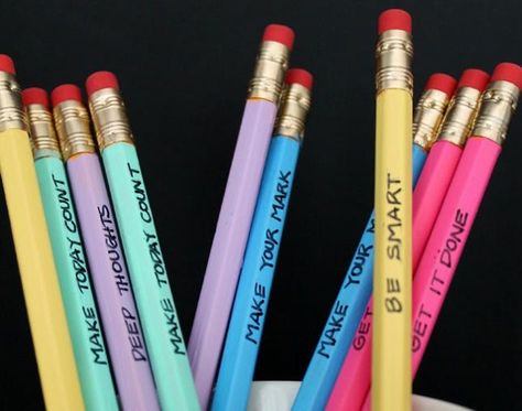 13 Ways to Personalize Your Pens and Pencils Personalized Pencil Boxes, Book Wreath, School Kids Crafts, Flair Pens, Sharpie Crafts, Diy Pencil, Custom Pencils, Pen Diy, Popular Crafts