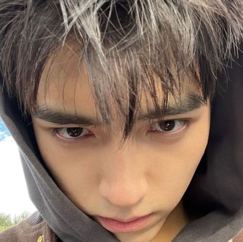 Chen Feiyu, Hairstyle Examples, Song Wei Long, Drama Tv Shows, Boy Idols, Photoshoot Themes, Korean Drama Best, Cute Couples Kissing, Aesthetic Guys