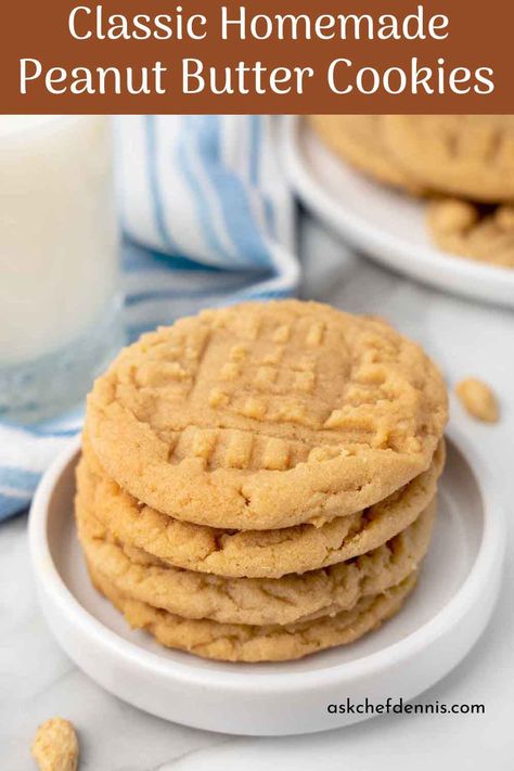 There are no shortcuts when it comes to making a Classic Peanut Butter Cookie. The best peanut butter cookies are made from simple pantry ingredients and time-tested recipes. Don’t bother with trendy recipes using 3 or 4 ingredients, you’ll be disappointed. Brownie Vegan, Homemade Peanut Butter Cookies, Best Peanut Butter Cookies, Classic Peanut Butter Cookies, Chewy Peanut Butter Cookies, Flour Scoop, Peanut Butter Cookie, Best Peanut Butter, Butter Cookies Recipe