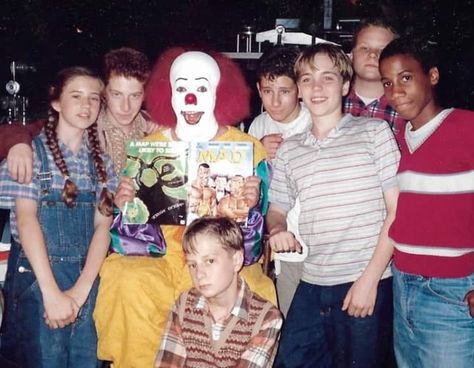 Behind The Scenes Horror Movies, Horror Movie Behind The Scenes, Horror Movies Behind The Scenes, Horror Behind The Scenes, Old Pennywise, 1990 Aesthetic, Stephen King Film, It Miniseries, Scary Clown Movie