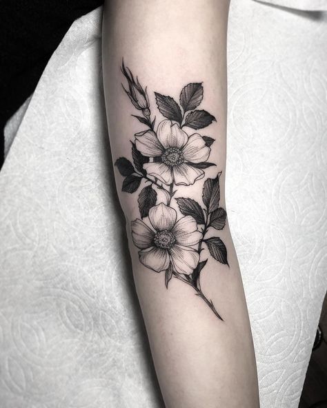 Blackwork floral tattoo Ruby Rose Tattoo, Wildrose Tattoo, Black And White Rose Tattoo, Violet Flower Tattoos, White Flower Tattoos, Botanisches Tattoo, Wild Rose Tattoo, Violet Tattoo, White Rose Tattoos