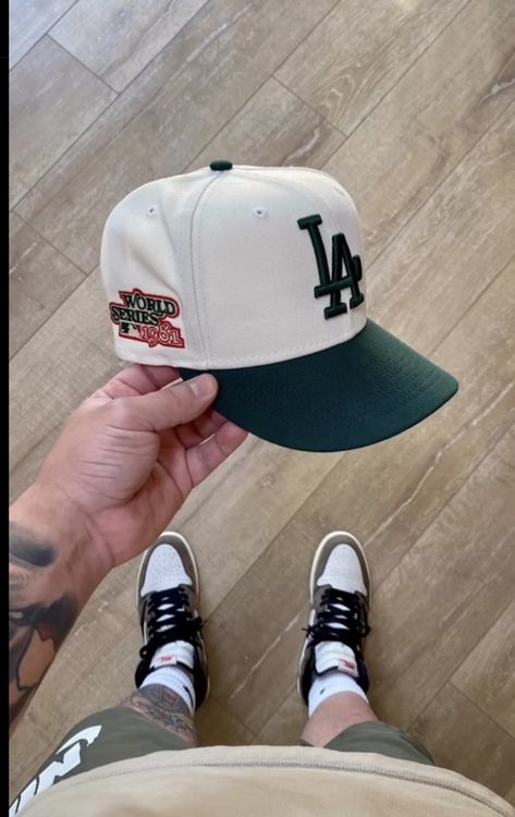 Snapback Men Outfit, Men Fitted Hat Outfit, New Era Hats Outfit Men, New Era Fitted Cap Outfit, New Era Hats Outfit, Outfits With Fitted Hats, Fitted Hats Outfit Men, Men Hat Outfit, New Era Cap Outfit