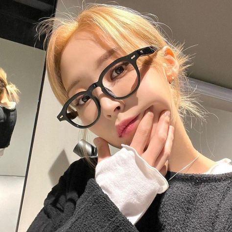 monbyul mamamoo icon♡ Jimin Selca, Mamamoo Moonbyul, Girl Crush, Instagram Aesthetic, K Idols, Instagram Update, Celebrity Crush, South Korean Girls, Her Hair