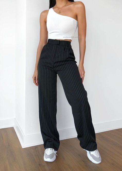 Pantalón de rayas 
Pantalón pinstripe 
Formal 
Top de un hombro 
Top blanco 
Tennis Stripe Pants Outfit, Causual Outfits, Pantalon Large, Basic Outfits, Casual Style Outfits, Teen Fashion Outfits, Striped Pants, Outfits Casuales, White Sneakers