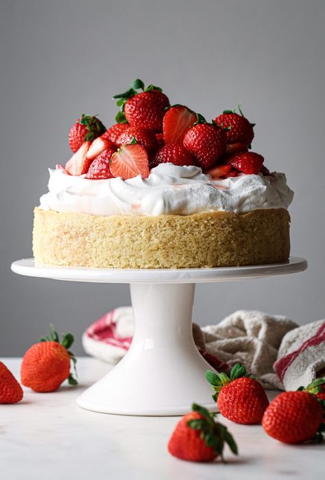 Bolo Paris, Strawberry Cake Recipe, Simple Eating, Shortcake Cake, Moist Vanilla Cake, Strawberry Shortcake Cake, Shortcake Recipe, Strawberry Cake Recipes, Dessert Photography