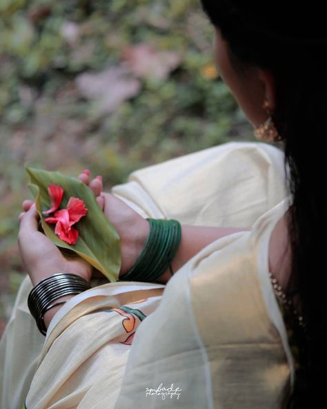 . . Reposted🌸🌸🌸 . . . ____________________________ Pic credit📷@a_m_b_a_d_e . . . In frame @s.u.r.y.a.s.a.j.e.e.v…” • Jun 4, 2020 at 2:30am UT Onam Photoshoot Ideas At Home, Onam Photoshoot Ideas, Onam Photos, Temple Photography, Temple Pictures, Romantic Couples Photography, Saree Poses, Wedding Couple Poses Photography, Self Portrait Poses