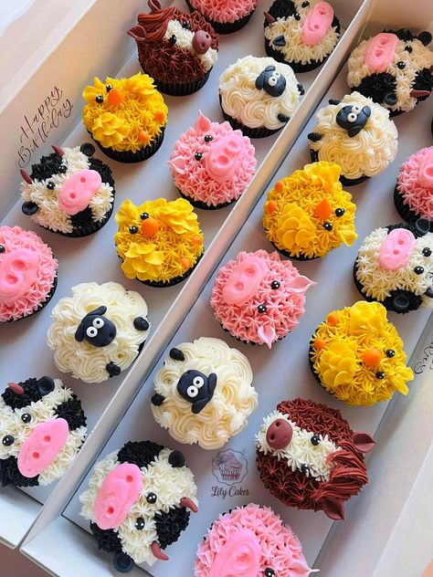 Cupcakes Farm Animals, Diy Pastries, Buttercream Animals, Animal Cupcakes Easy, Farm Cupcakes, Chicken Cupcakes, Cow Cupcakes, Farm Birthday Cakes, Cupcake Flowers