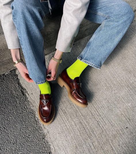 Annabel Rosendahl on Instagram: “Hint of neon💚” Shoes With Socks Outfit, Style Loafers Women, What To Wear With Loafers, How To Style Loafers Women, Loafers Outfit Work, Loafers Outfit Ideas, How To Style Loafers, Loafers For Women Outfit, Socks And Loafers