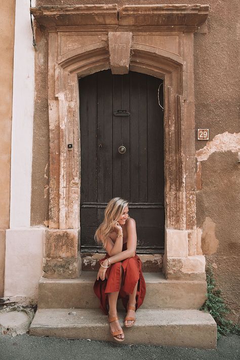 How to Get Awesome Photos as a Solo Female Traveler // France France Outfits, Travel Pose, Travel Through Europe, Travel Picture Ideas, Solo Photo, Text Overlay, Europe Summer, Solo Female Travel, Branding Photos