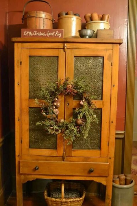 Pie safe Sunroom Colors, Repurpose Wood, Cozy Country Home, Country Cabinets, Antique Decorating, Antique Pie Safe, Ralph Lauren Interiors, Bakers Racks, Primitive Interiors