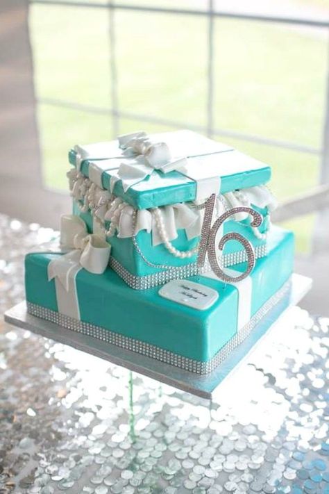 Everyone knows that diamonds are a girl's best friend, so even if you can't get your daughter a diamond for her birthday, the next best thing would be a Tiffany & Co.-inspired Sweet 16 birthday party! Tiffany blue is a beautiful color, and if you add as many sparkly decorations as you can find, then you're party is sure to be spectacular! 16 Party Themes, Sparkly Decorations, Sweet 16 Birthday Party Ideas, Sweet 16 Ideas, 16 Birthday Party Ideas, Sweet 16 Party Themes, Sweet 16 Centerpieces, Super Sweet 16, Baby Brunch