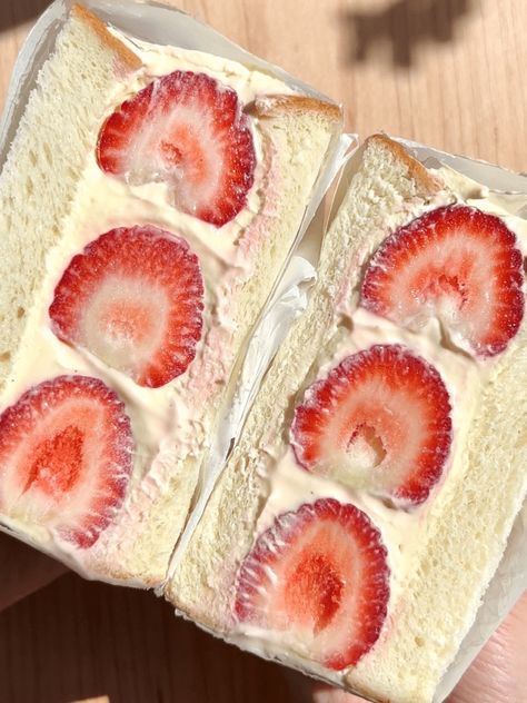 Japanese Sandwich Recipe, Japanese Strawberry Sandwich, Japanese Food Lunch, Japanese Strawberry Cake, Strawberry Cake Aesthetic, Sandwich Strawberry, Cake Recipe Strawberry, Japanese Strawberry Shortcake, Strawberry Sandwich