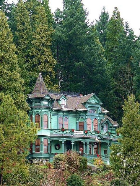 Victorian house - isn't she lovely? Johnson House, Victorian Mansions, Abandoned House, Eugene Oregon, Victorian Architecture, Green House, Abandoned Houses, Pretty House, Beautiful Architecture