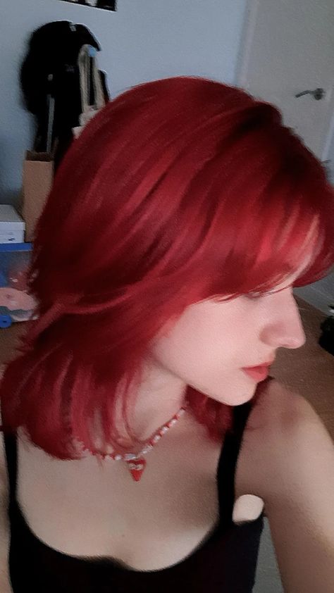 Pelo Rojo Aesthetic, Red Wolfcut Short, Wolfcut Red Hair, Short Hair Grunge, Rojo Aesthetic, Red Hair Cuts, Crimson Red Hair, Lesbian Haircut, Red Bangs