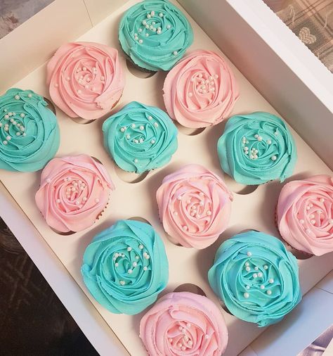 Blue And Pink Cupcake Ideas, Gender Reveal Cupcake Ideas Pink Blue, Pink And Blue Cupcakes Gender Reveal, Simple Gender Reveal Cake Pink And Blue, Gender Reveal Cupcakes Pink And Blue, Gender Reveal Cupcake Ideas, Cupcake Gender Reveal, Pink And Blue Cupcakes, Baby Reveal Cupcakes