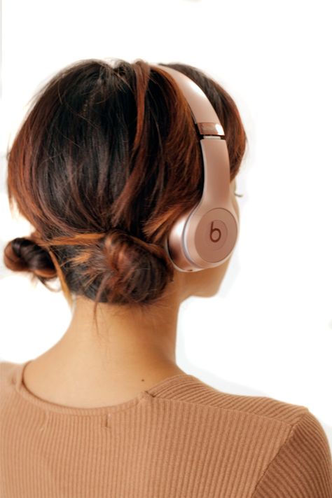 How to deal with "headphone hair" Headset Hairstyles, Hairstyle With Headphones, Hairstyles For Headphones, Hairstyles With Headphones, Headphone Hairstyles, Headphones Hairstyle, Charlotte Outfits, Dre Headphones, Gadgets Technology Awesome