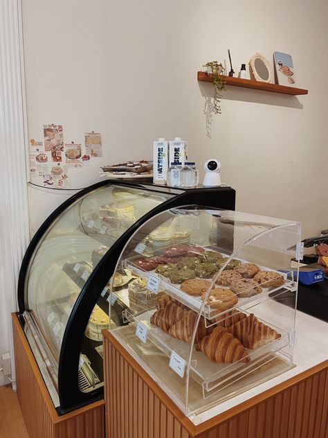 Small Bakery Exterior Design, Coffee Shop Dessert Ideas, Tiny Bakery Shop Design, Cafe Food Display, Small Cafe Layout, Small Cafe Design Interiors, Cafe Bakery Interior Design, Mini Bakery Shop Design, Diy Bakery Display