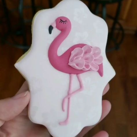 Sweet Sugar Laine on Instagram: “I'm so happy with how this flamingo turned out❤ . . #customcookies #decoratedcookies #cookieart #cookiedecorating #edibleart #sugarcookies…” Flamingo Decorated Cookies, Flamingo Cookies Decorated, Flamingo Treats, Cookies Flamingo, Flamingo Cookies, Luau Cookies, School Cookies, Pink Flamingo Party, Flamingo Baby Shower