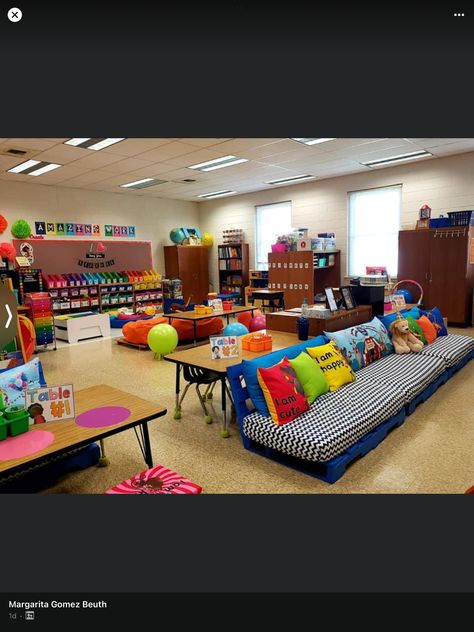 Comfortable Classroom Seating, Classroom With Couch, Couch In Classroom, Classroom Couch, Classroom Flexible Seating, Steam Lab, Flexible Seating Classroom, Table Behind Couch, Lab Ideas