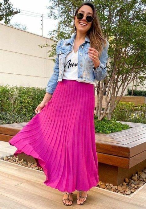 Long Pink Pleated Skirt Outfit, Hot Pink Pleated Skirt Outfit, Colorful Summer Skirt, Pink Pleated Skirt Outfit, Hot Pink Skirt Outfit, Shirt Photoshoot, Long Pink Skirt, Pink Skirt Outfits, Hot Pink Skirt