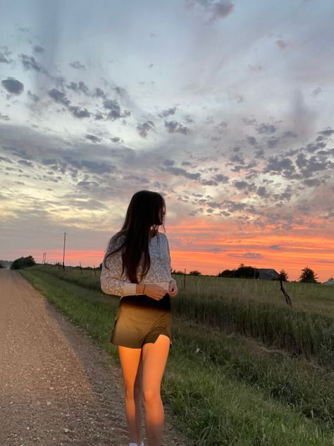 Asthetic Picture Ideas For Instagram, Poses With Sunset, Sunset Field Pictures, Sunset Pictures Instagram, Field Instagram Pictures, Aesthetic Solo Pics, Sunset Photo Poses, Sunset Poses Instagram, Sunset Photo Ideas Instagram