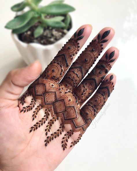 Aysha Dilna / Henna Artist posted on Instagram: “♥️vines and intricate ♥️ . . Henna cone and designed by @hennabydilna ◼️DM for orders ◼️Shipping…” • See all of @hennabydilna's photos and videos on their profile. Finger Mehendi Designs, Finger Mehndi, Hand Mehndi Designs, Mehndi Designs Simple, Designs Mehndi, Tato Henna, Finger Henna Designs, Mehndi Designs 2018, Design Mehndi