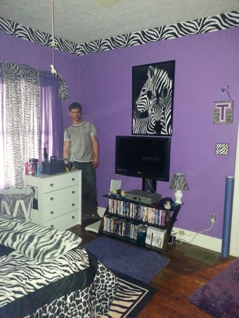 Taylor Lautner + Zebra's + Purple= best room ever!!! 2010 Room, 2000s Bedroom, 2000s Room, Zebra Room, Gothic Decor Bedroom, Best Room, Purple Rooms, Room Upgrade, Taylor Lautner