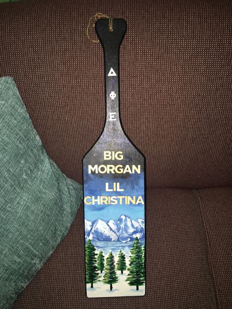 Big Little sorority paddle - mountains and trees scenery Frat Paddles, College Paintings, Paddle Sorority Big, Sorority Baskets, Paddle Sorority, Big Little Paddles, Little Gifts Sorority, Trees Scenery, Paddle Ideas