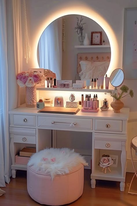 Vanity Room Decor Dressing Table, Room Items Bedrooms, Cute Bedroom Mirror Ideas, Cute Vanity Tables, Cute Decor Ideas For Bedroom, Bedroom With A Vanity, Vanity Modern Design, Furniture Decoration Ideas, Bedroom Decorations Aesthetic