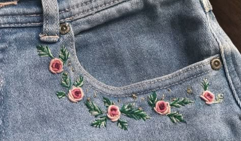 Jean Diy, Embroidery Jeans Diy, Clothes Embroidery Diy, Diy Jeans, Denim Embroidery, Diy Vetement, Pola Sulam, Painted Jeans, Embroidery On Clothes