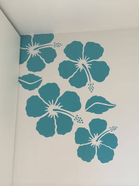 Hibiscus stencil Hibiscus Mural Painting, Beachy Wall Painting Ideas, Hibiscus Wall Art, Hibiscus Chalk Art, Hibiscus Flower Room Decor, Hibiscus Room Decor, Hibiscus Mural, Hibiscus Decor, Hibiscus Stencil