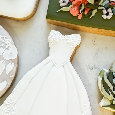 Renee Terry on Instagram: "Me “just make the dress simple. Just a few pleats…” • Also me “maybe add a bit of floral ‘lace’…a bit more” • Me “SEND IT” 🤷🏼‍♀️🤣🥰 #decoratedcookies #weddingcookies #bridalshowercookies #royalicing" Wedding Dress Cookie, Bride Cookies, Wedding Dress Cookies, Bridal Cookies, Crazy Cookies, Bridal Shower Cookies, Dresses Royal, Fancy Cookies, Wedding Cookies