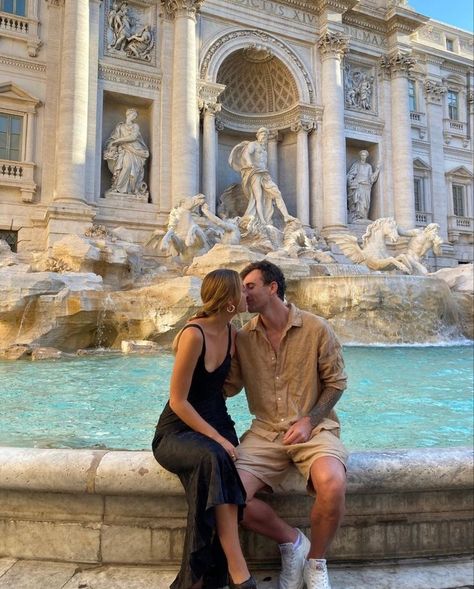 Couple Italy Photography, Trevi Fountain Couple, Trevi Fountain Couple Pictures, Water Fountain Couple Photos, Italy Couple Outfits, Italy Couple Photos, Romance In Italy, Italy Couple Pictures, Couple In Italy Aesthetic