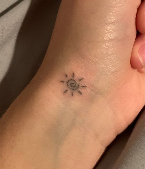 Marker Tatoos Easy, Sun Stick N Poke, Super Easy Tattoos, Sun And Moon Stick And Poke, Wrist Stick And Poke Tattoo, Small Green Tattoo, Spiral Sun Tattoo Meaning, Aesthetic Beach Drawing, Hena Idea