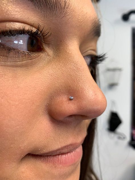 Nostril Piercing Aesthetic, Nose Piercing Big Nose, Small Nose Piercing, Two Nose Piercings, Emerald Tattoo, Piercing Facial, Nose Peircing, Orr Piercing, Small Nose Studs