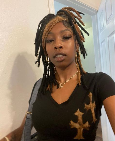 Unique Loc Hair Colors, Y2k Hairstyles Black Women Locs, Swoop With Locs, Subversive Hairstyles, Medium Length Dreadlock Styles For Women, Hair Styles Locks, Side Part Loc Styles, Half Up Half Down Locs Styles, Lox Styles For Women