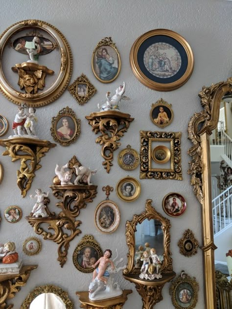 French Gallery wall Ornate Wall Decor, Baroque Gallery Wall, Gallery Wall Academia, Vintage Gold Gallery Wall, Vintage Room Wall Decor, French Country Gallery Wall Ideas, Antique Picture Frames On The Wall, Vintage Gallery Wall Ideas, French Gallery Wall