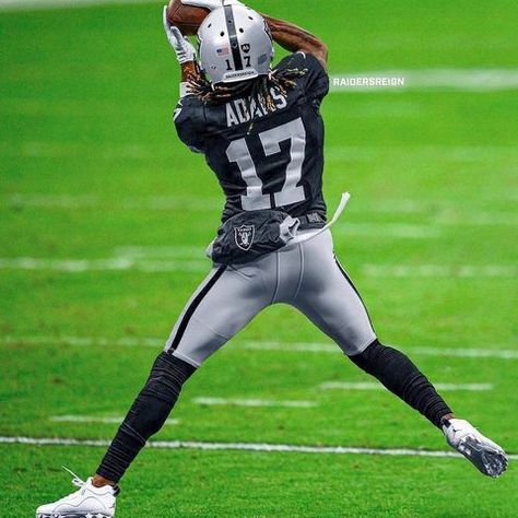 Davante Adams (@taeadams) • Instagram photos and videos Davante Adams Raiders, Devante Adams, Davante Adams, Sports Players, Football Uniform, Raider Nation, Sport Player, Love Football, Las Vegas Raiders