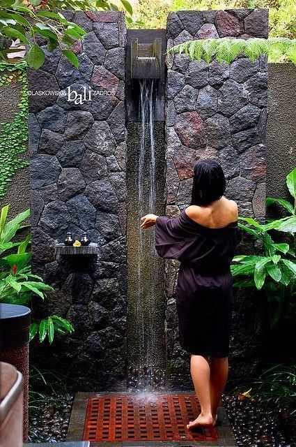 waterfall shower... inspriation for indoor idea Outside Showers, Taman Air, Outdoor Bathroom Design, Outdoor Baths, Bali Resort, Waterfall Shower, Garden Shower, Outdoor Bathrooms, Water Walls